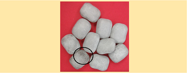 稀に糖衣の薄い部分と濃い部分とにムラがあり、色の濃さに違いが生じる場合や、中のグミの透け具合によってカビや汚れのように見えてしまうことがあります。