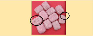 稀に糖衣の薄い部分と濃い部分とにムラがあり、色の濃さに違いが生じる場合や、中のグミの透け具合によってカビや汚れのように見えてしまうことがあります。