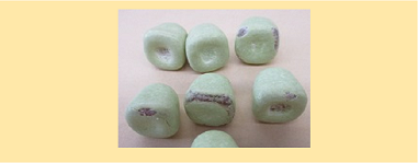 中のグミの形が性質上、底にくぼみがあるため、製品の一部が凹んでいたり、糖衣にまだらな部分が生じることがございます。